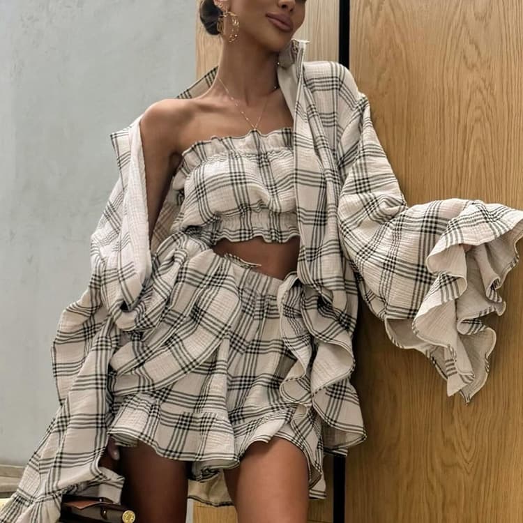 Ensemble Rétro Trois Pièces : Chemise à Carreaux, Top Tubulaire et Short